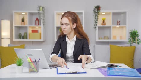 Mujer-Trabajadora-De-Oficina-En-Casa-Trabajando-En-Una-Computadora-Portátil.
